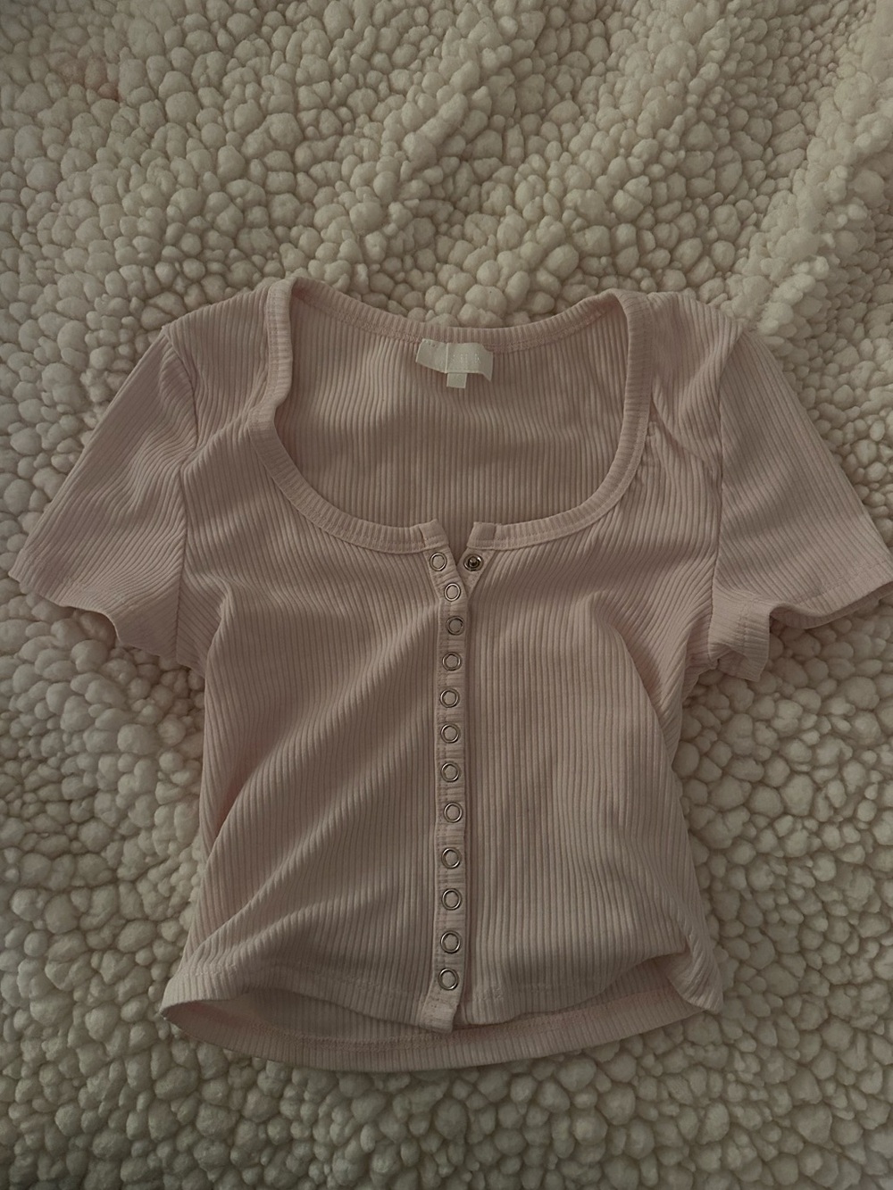 🩷🎀 Meshki baby powder pink ribbed crop top with button detail